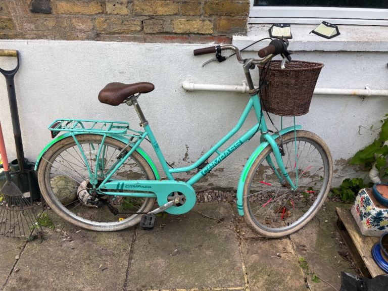 Compass women’s hybrid bike with basket 