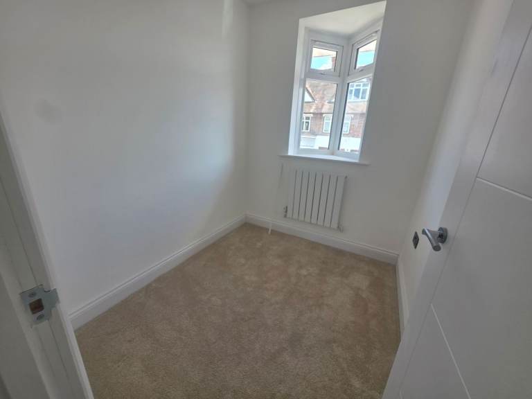 WALKING DISTANCE TO GOODMAYES STATION AND CHADWELL STATION ELIZABETH LINE