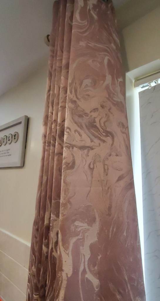 Pair of Dusky Pink Patterned Curtains with Eyelets – Good Condition