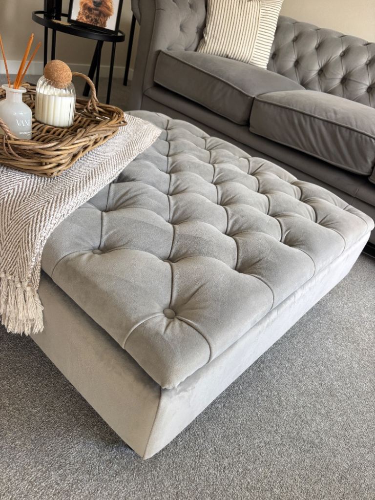 Storage footstool / puffy