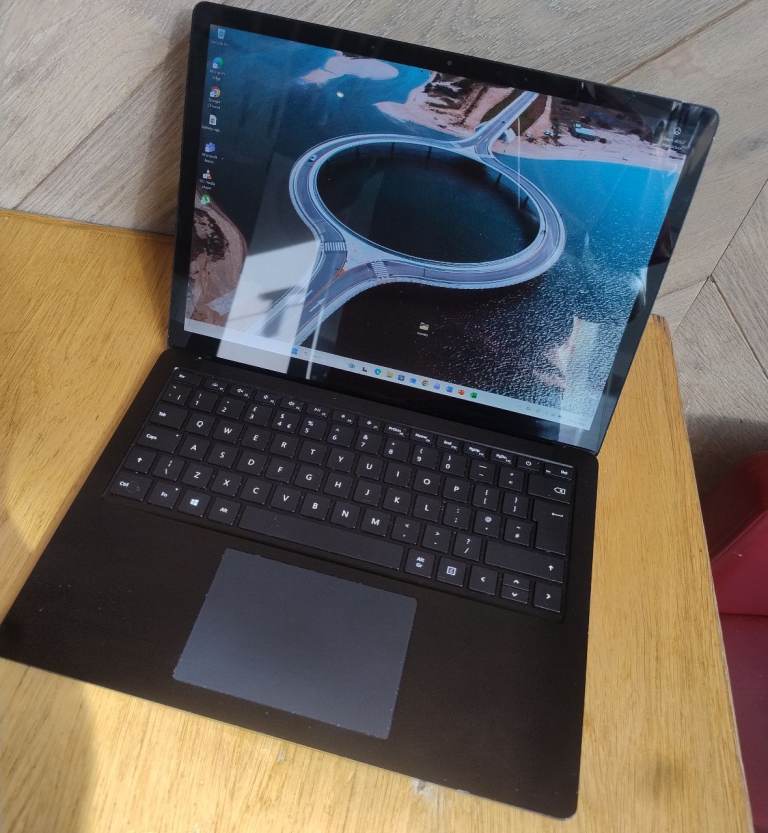 ♥️  Microsoft surface Laptop 3 Black   13.5 inch Core i5 10th gen 8 GB  RAM  256 GB SSD Touch screen