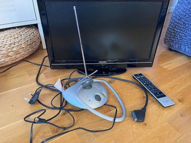 Toshiba 24 inch analogue TV with portable ariel, remote and scart lead. 