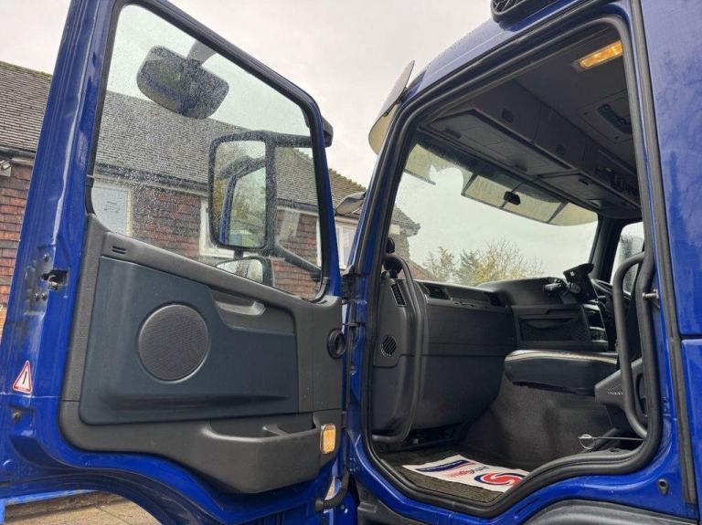 2012 VOLVO FM-330 6X4 HOOK LOADER