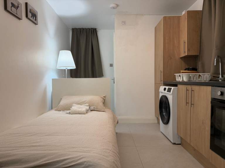Self-contained studio flat in Willesden - DSS Welcome