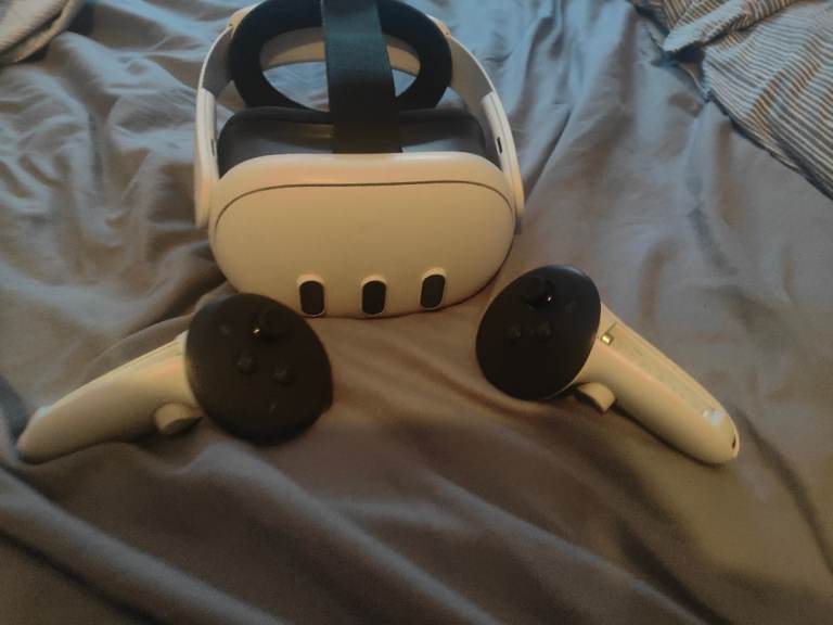 Meta quest 3 512gb headset with no controller cases good condition headset