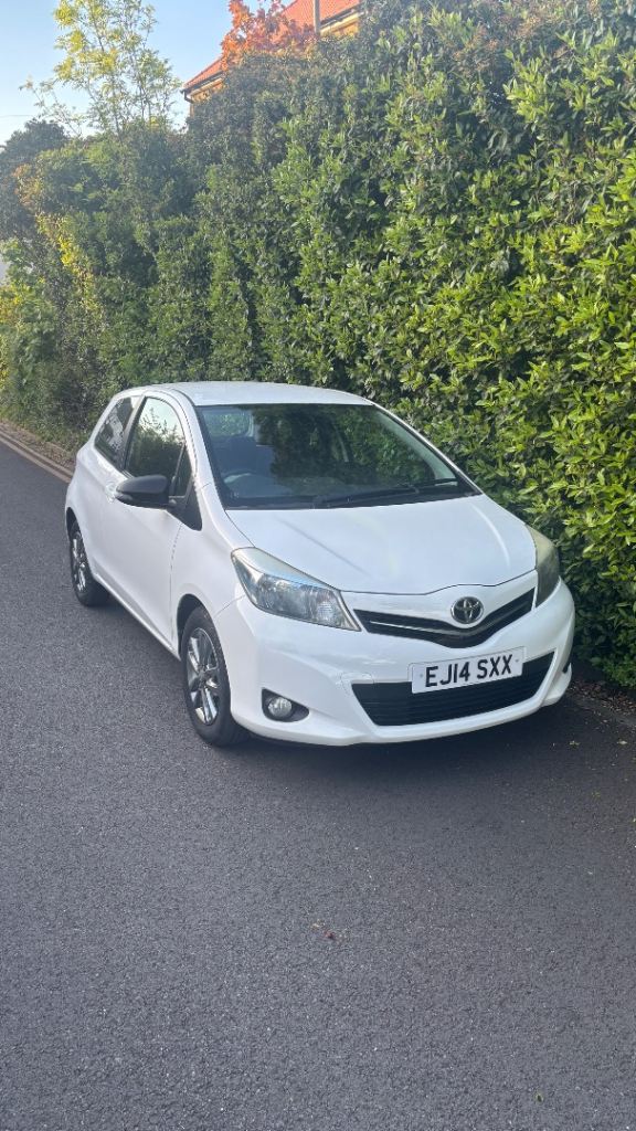 Toyota YARIS 2014, Manual, excellent economy reverse camera