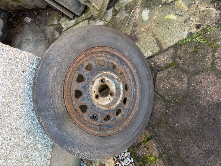 Free to Collect 5 x wire spike alloys 