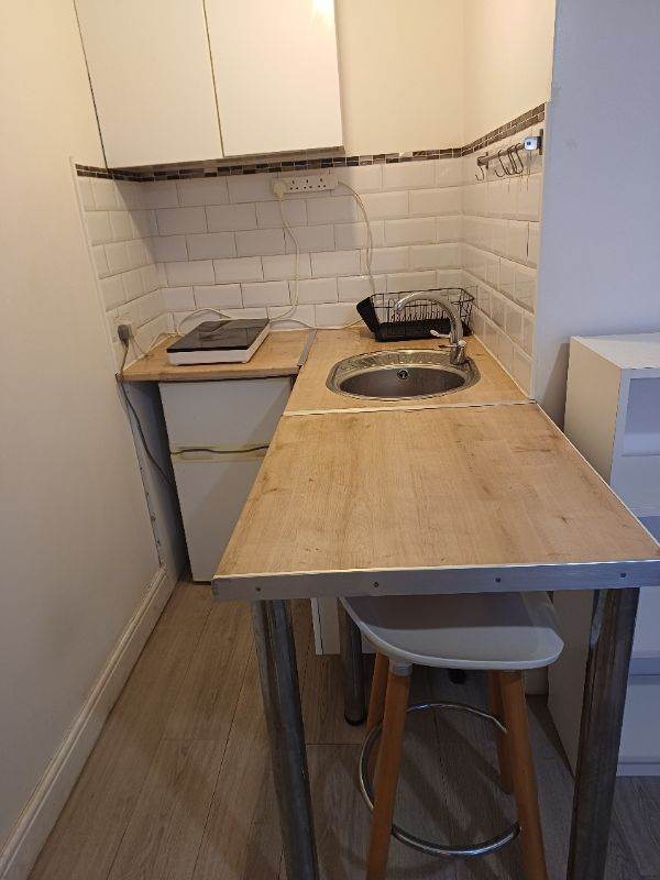  Spacious studio share in house near city centre