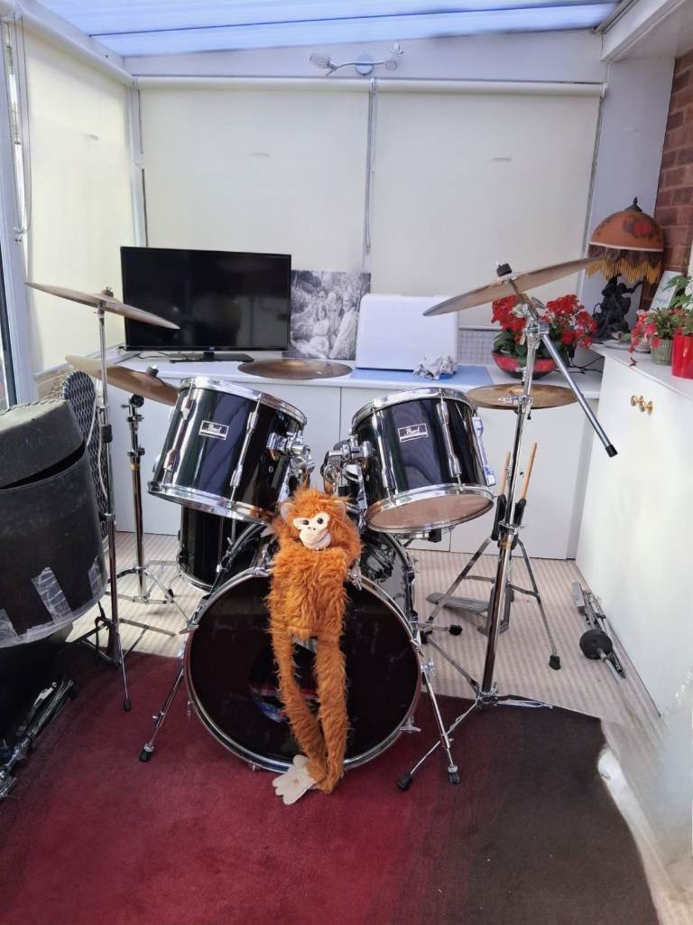 "Pearl" Drum Kit, 5 drums, 6 Cymbals, drum stool, sticks with holder plus accessories