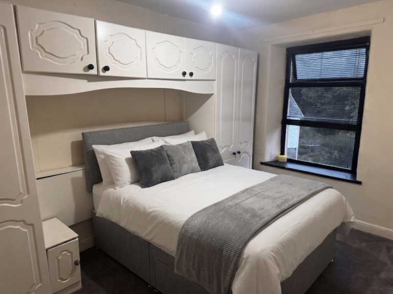 Modern 2-Bed Serviced Apartment in Tonypandy | Fully Furnished | Short-term rental