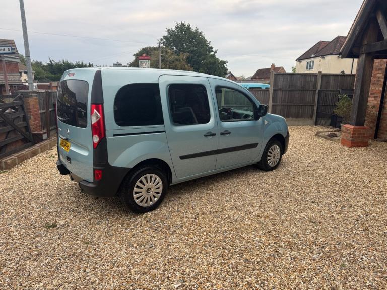 RENAULT KANGOO MOBILITY VEHICLE WHEELCHAIR RAMP DISABLED CAR. WAV 18,000 MILES 
