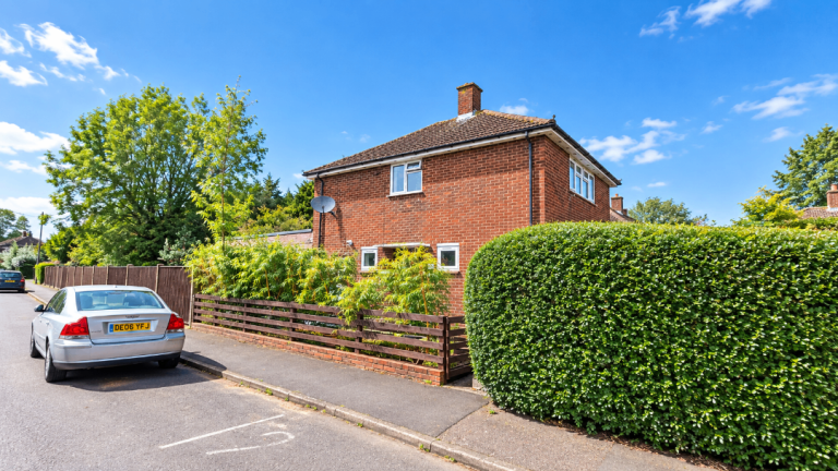 4 Bed Semi-Detached House, 2 bathrooms, Wood Lane, Slough SL1