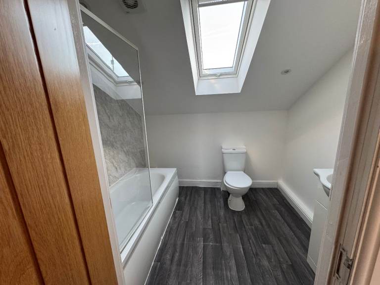 Good size 2 bedroom flat, opposite Tesco on Alfreton Road NG7 3NR, 5 MINS walk to city centre 