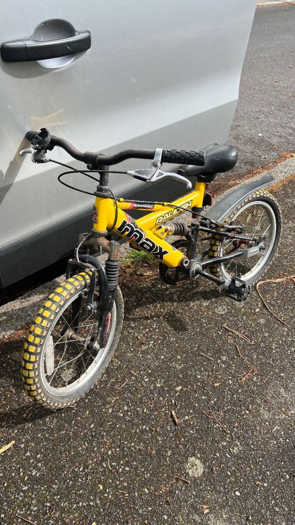 Kid's bike - yellow / in need of a little TLC 