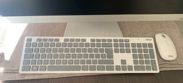 All-in-one desktop PC. 27 inch monitor. Silver and white