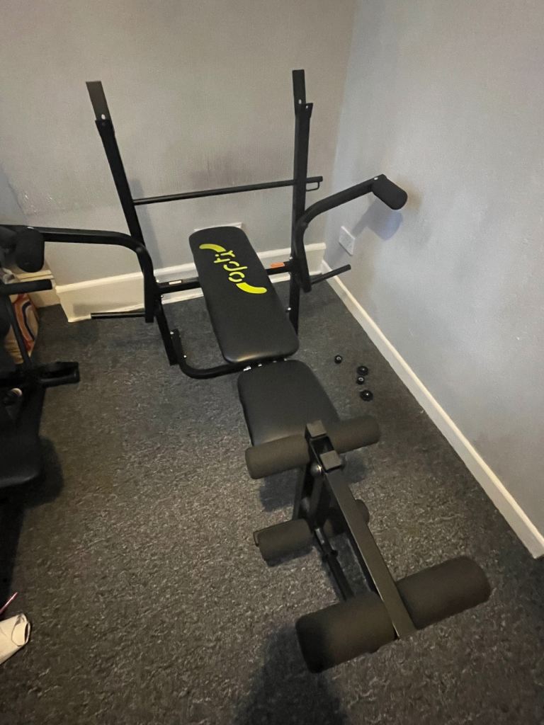 Bench Press, leg extensions, pec deck, 2 bars with 38kg weights 