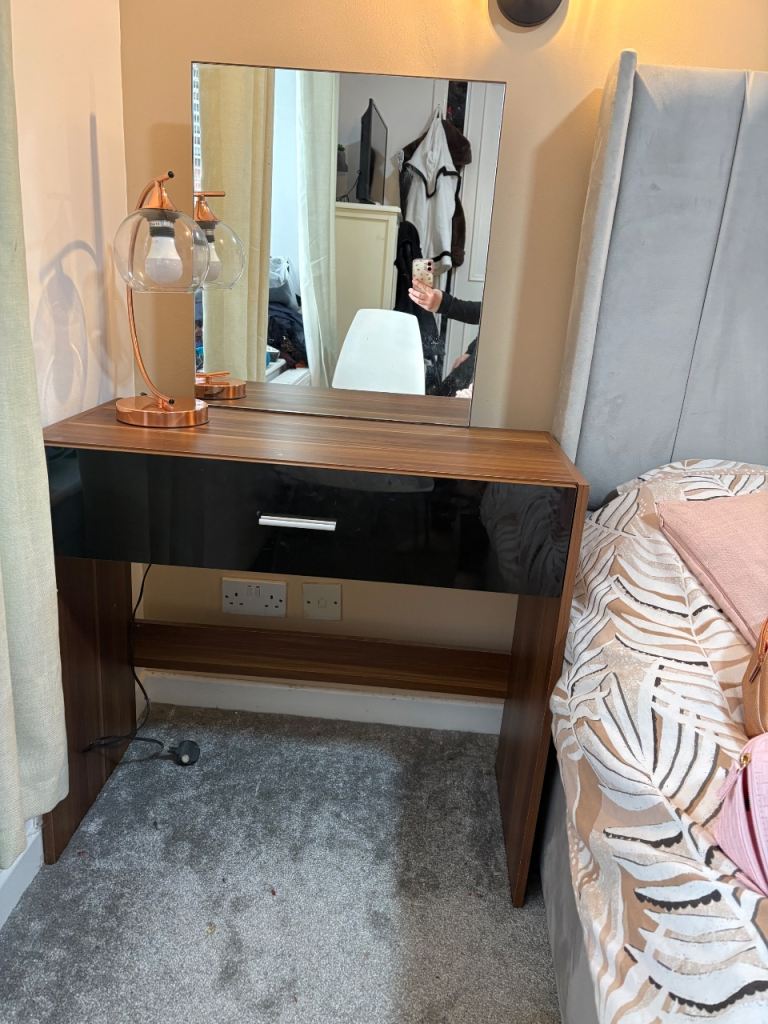Dressing table with mirror 