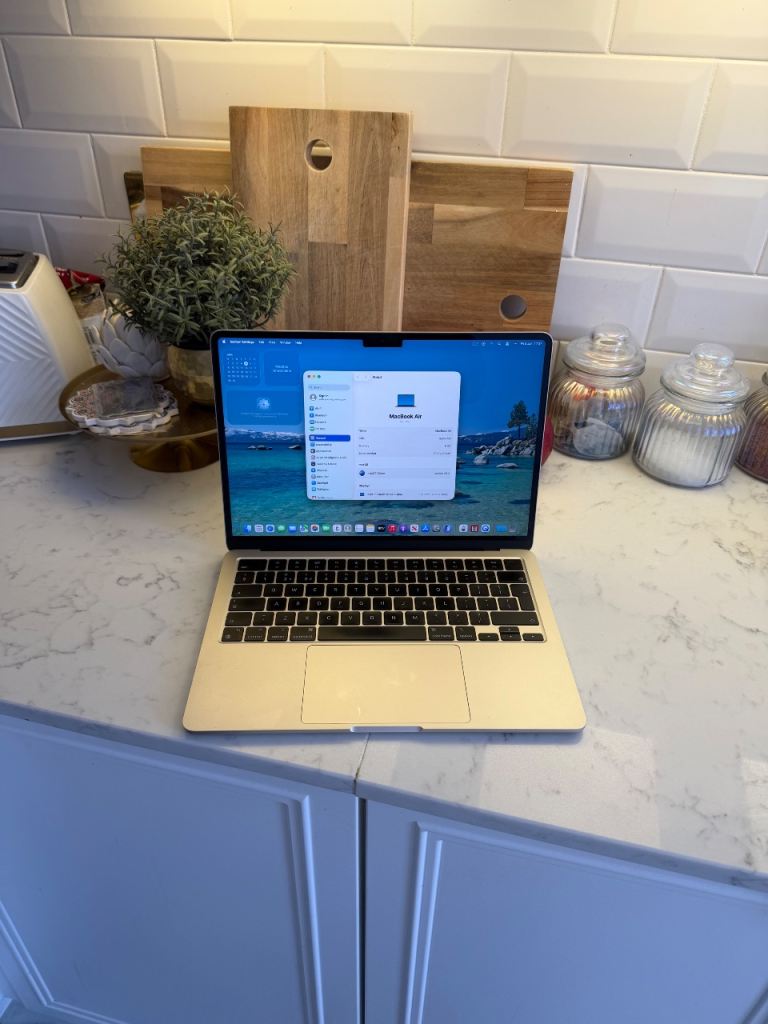 MacBook Air 2022 - 13’ inch - M2 Chip - 8gb Ram - 256gb SSD - Starlight
