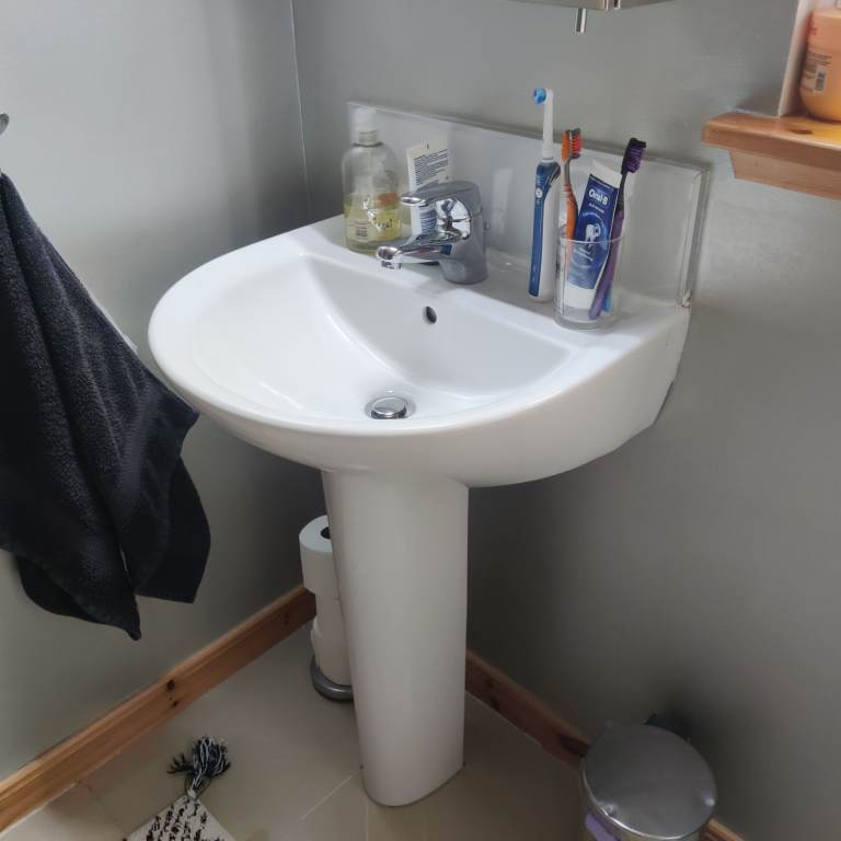 Armitage Shanks Basin & Pedestal (55x45cm)