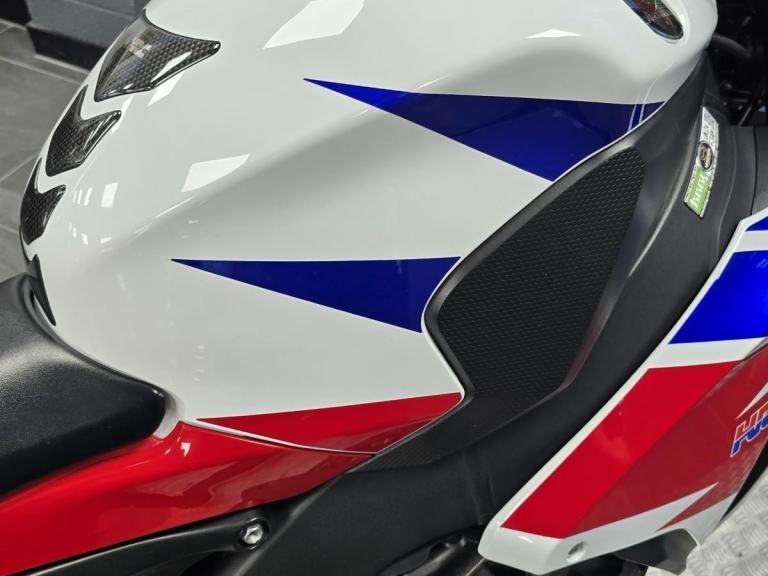 HONDA CBR1000 R