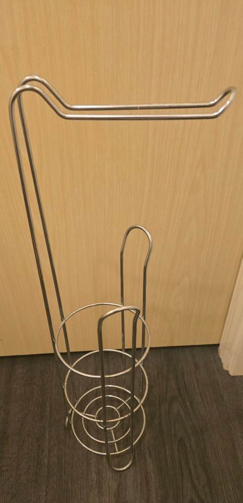 Metal freestanding toilet roll holder