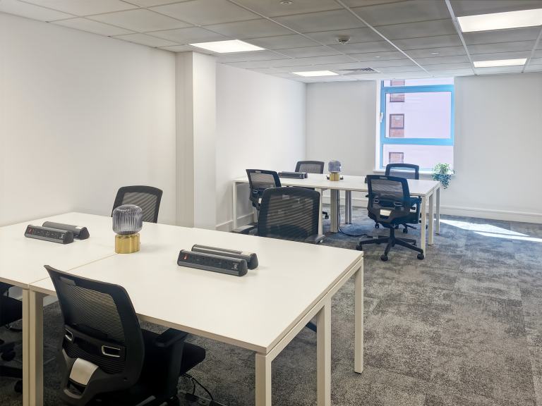 Belfast - BT27SL \ Ready-to-Use Office Space with 5 Desks