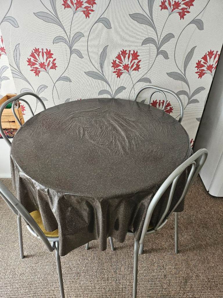 Round Dining Table with 4 Chairs – Wood-Effect Finish