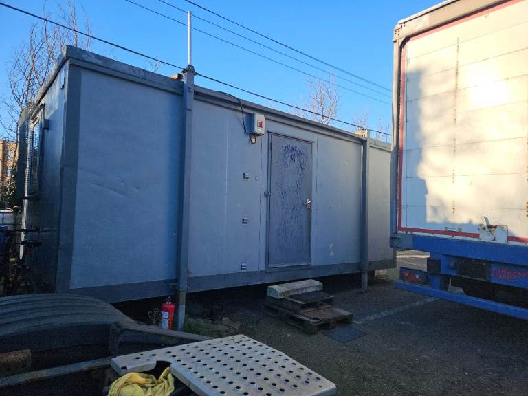 2x portable cabin with 2 rooms and shower