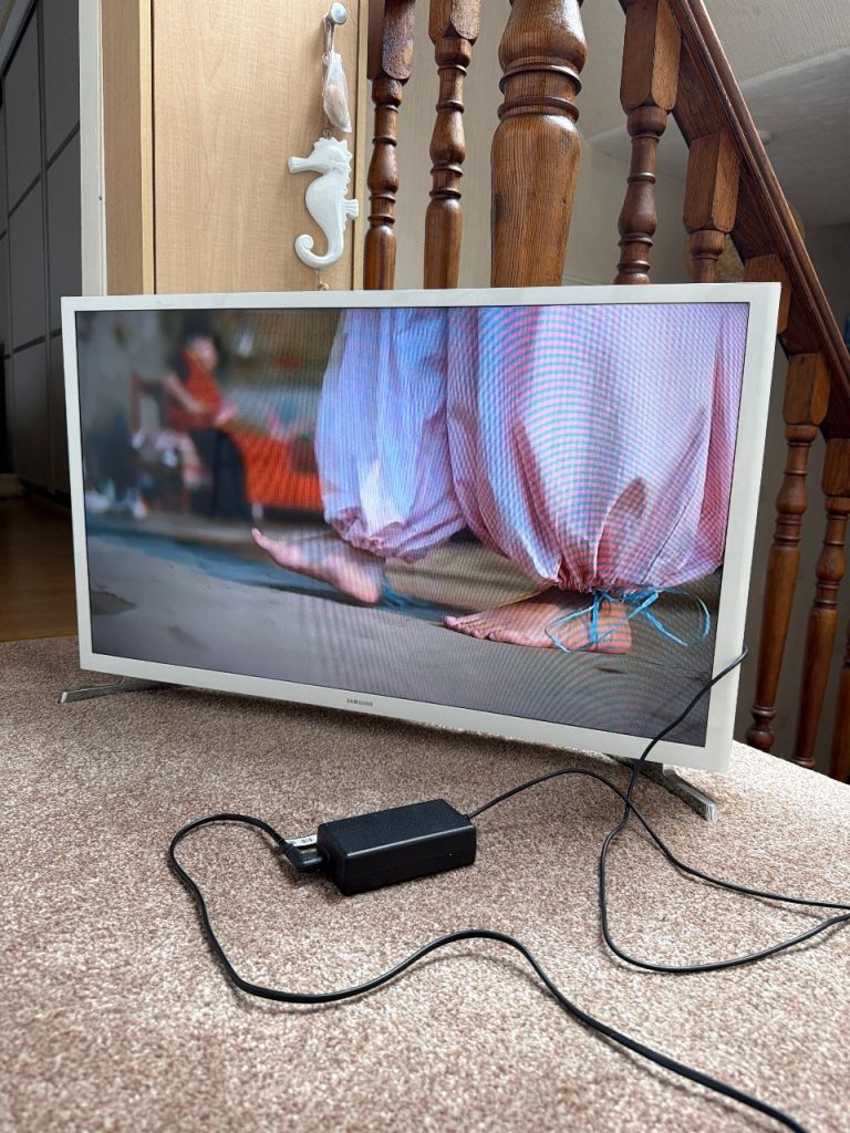 Samsung 32” Smart TV-white