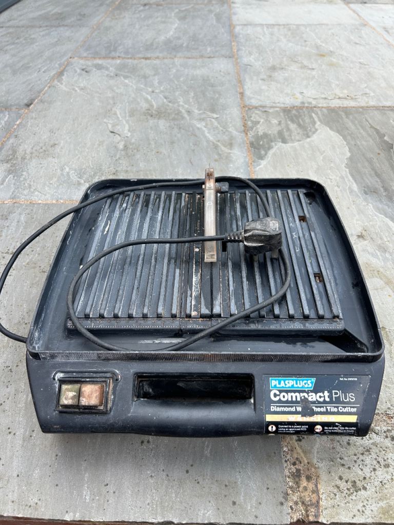 Plasplugs electric diamond wheel tile cutter