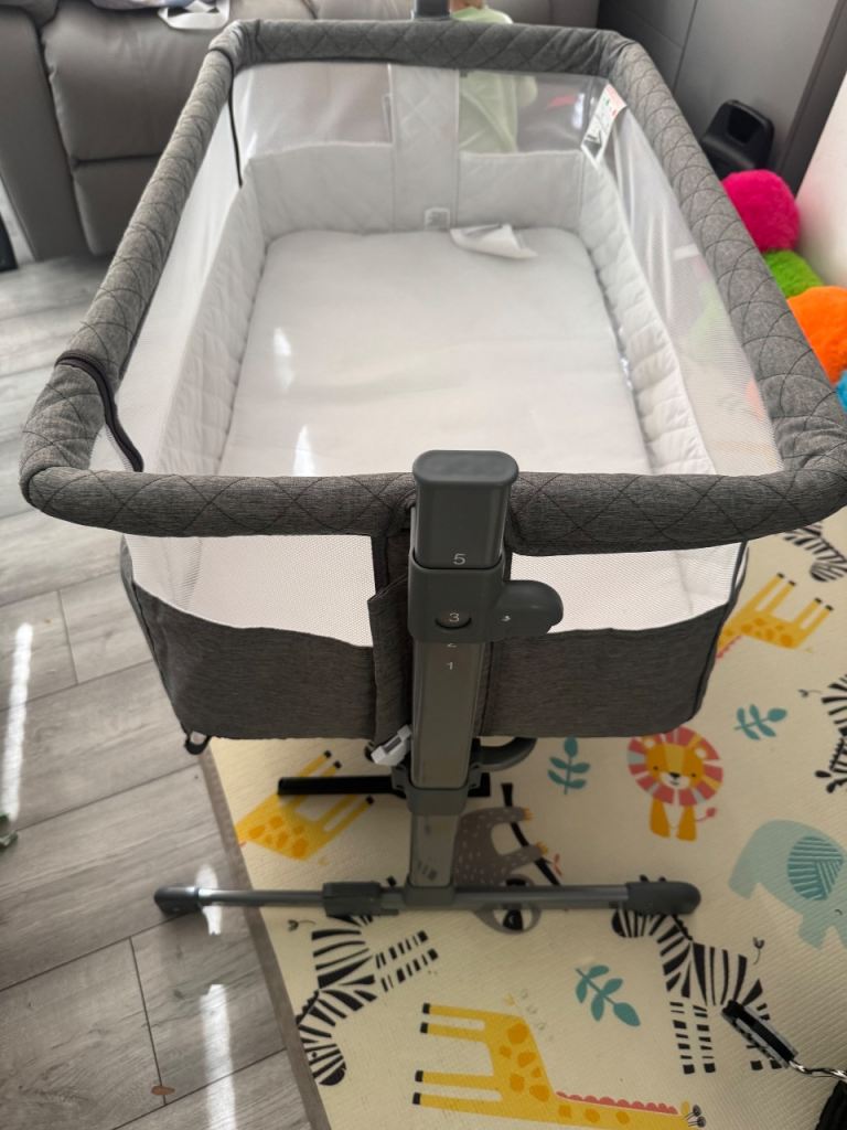 Puggle bedside crib