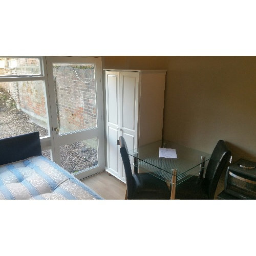 Studio Bath Road, Turnham Green/Chiswick W4 1LL