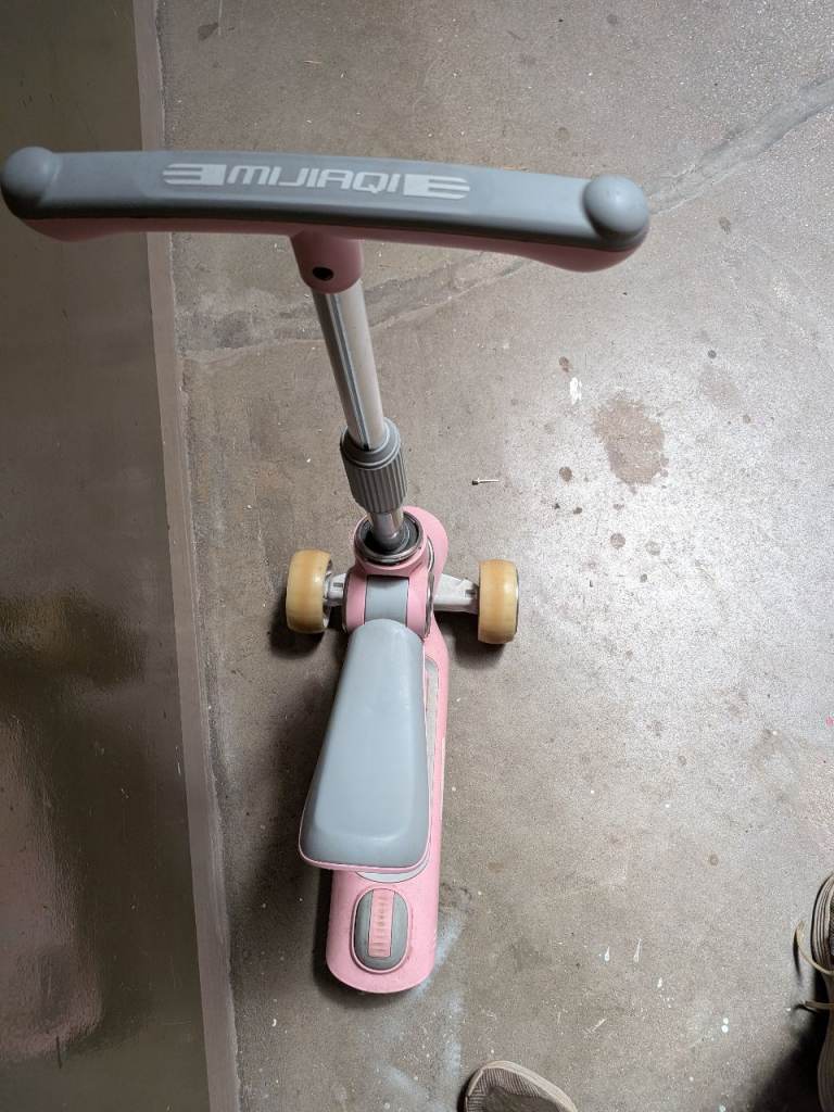 2-in-1 Kids 3-Wheel Scooter with Seat