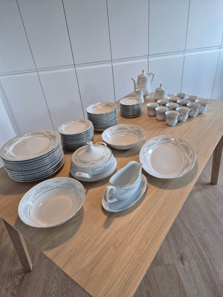 image for Elegant Dinner Service > 12+ place setting & spares