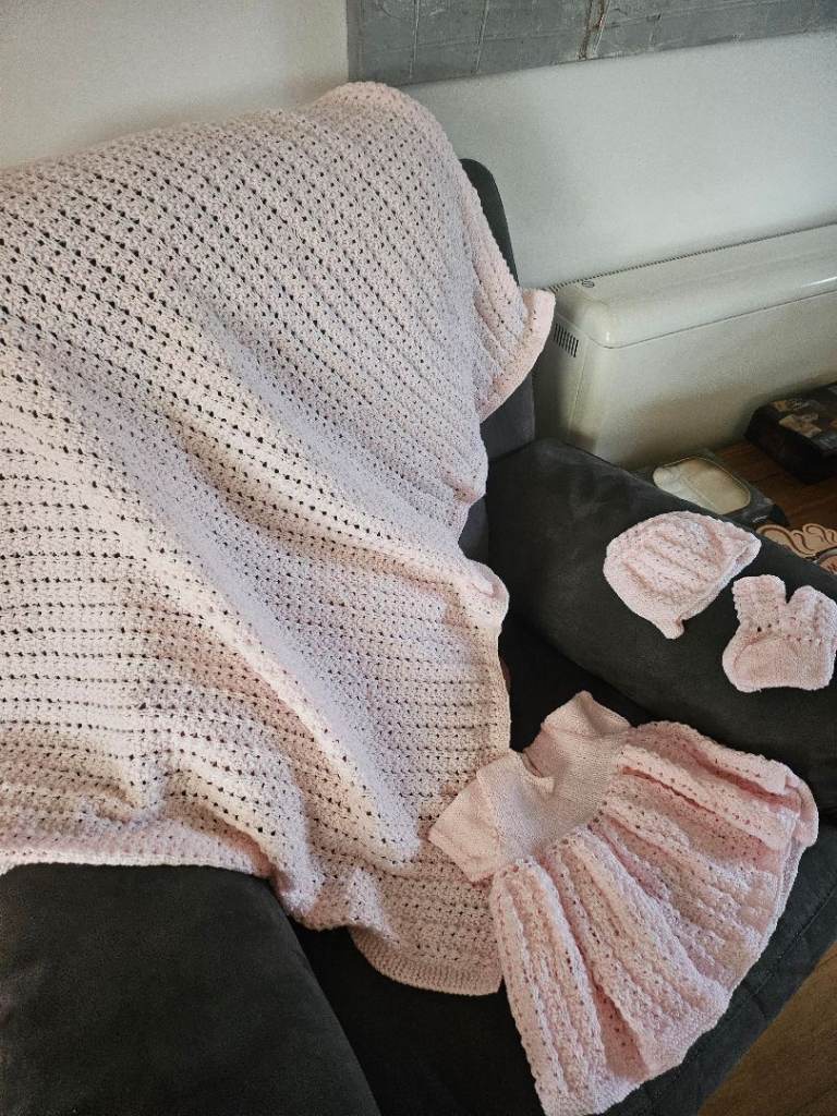 Handknit babywear 