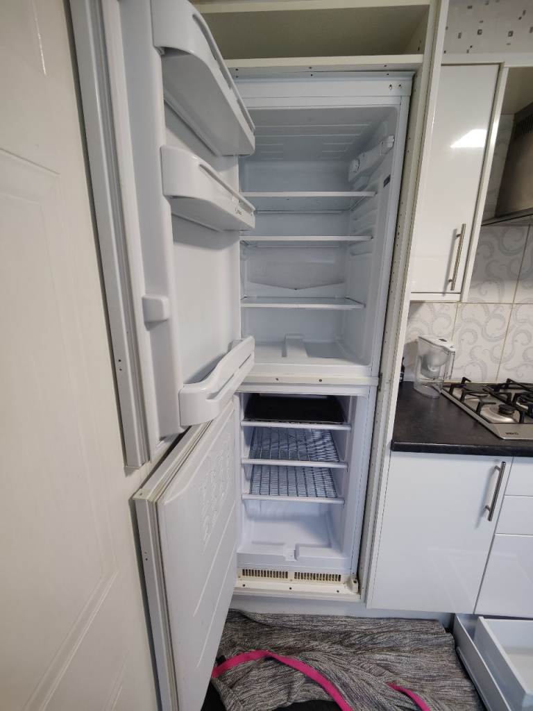 Indesit INC325AAUK Integrated Fridge Freezer