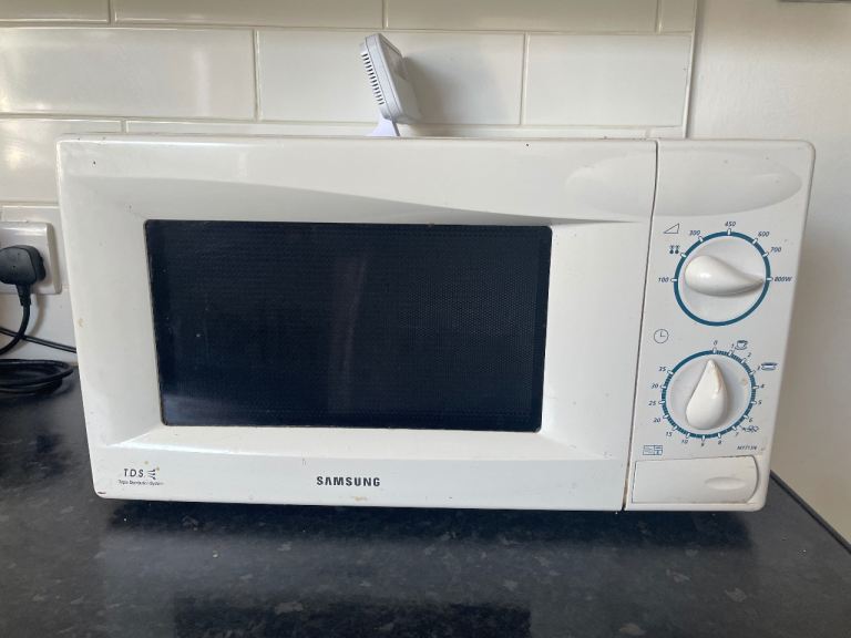 SAMSUNG microwave - in full working condition 