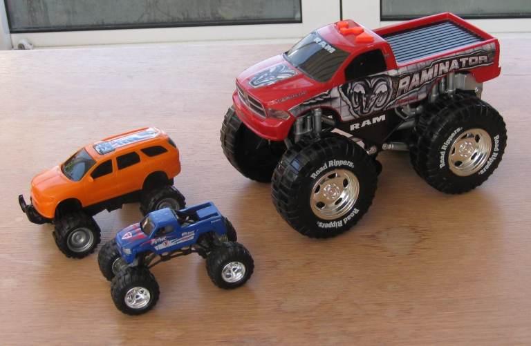 Road Rippers Bigfoot 4x4 Toy Monster Truck Lights Sound Action & 2 x Monster Trucks