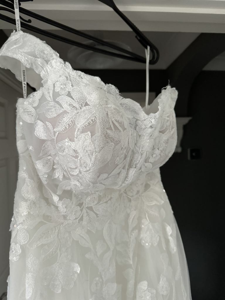Wedding Dress size 14/16/18, Essense of Australia