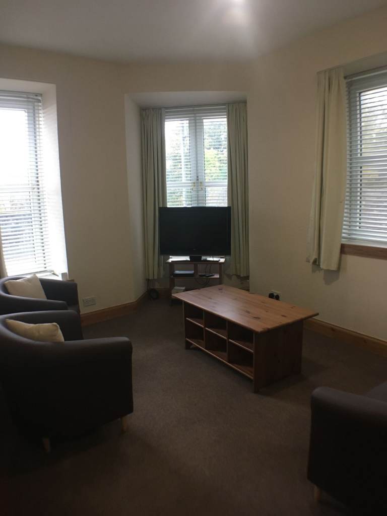 IMMEDIATELY AVAILABLE FULLY FURNISHED 3 SINGLE BEDROOM FLAT LOCATED IN CITY CENTRE