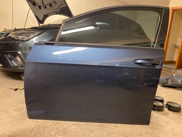 VW GOLF GTD GTI R  MK7.5 Mk7 passenger side front door complete in  LH5Xp paint code  complete with