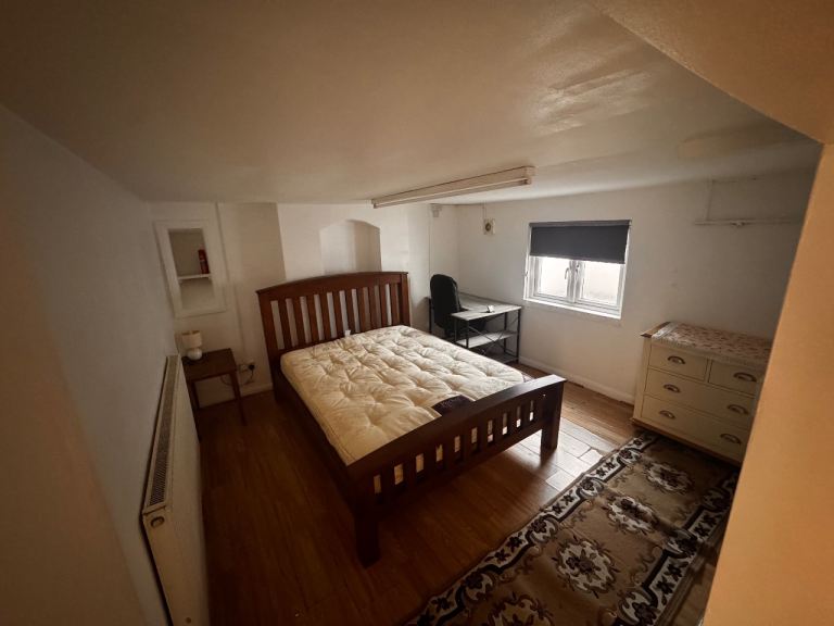 LARGE DOUBLE ROOM FOR SINGLE OCCUPANT IN REDHILL