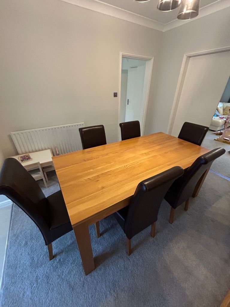 Oak furniture land dining table, 6 chairs 