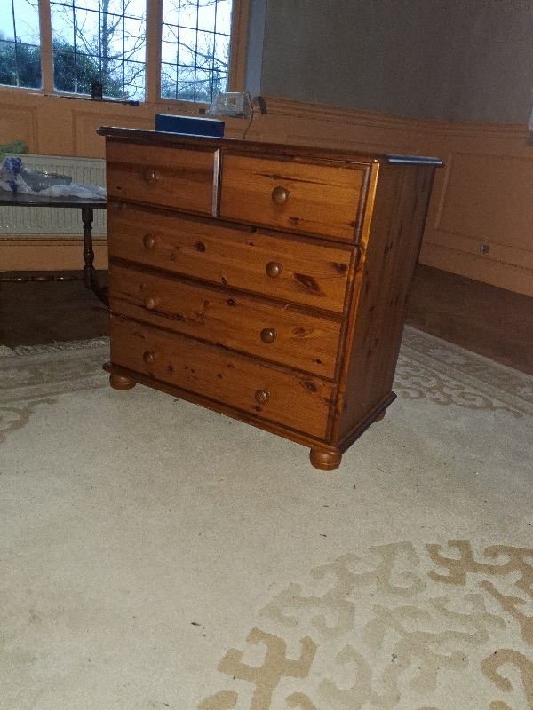 Solid pine chest of drawers – Good Condition