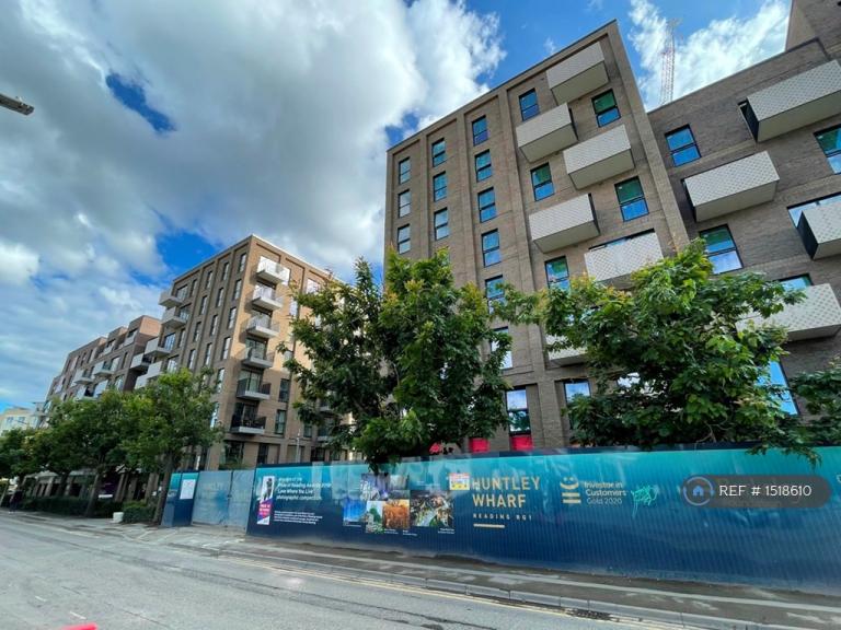 2 bedroom flat in Joseph Huntley Walk, Reading, RG1 (2 bed) (#1518610)