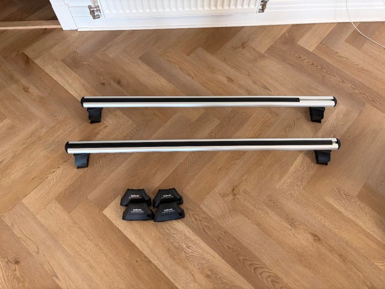 Halfords aero roof bars 118cm + fixings 