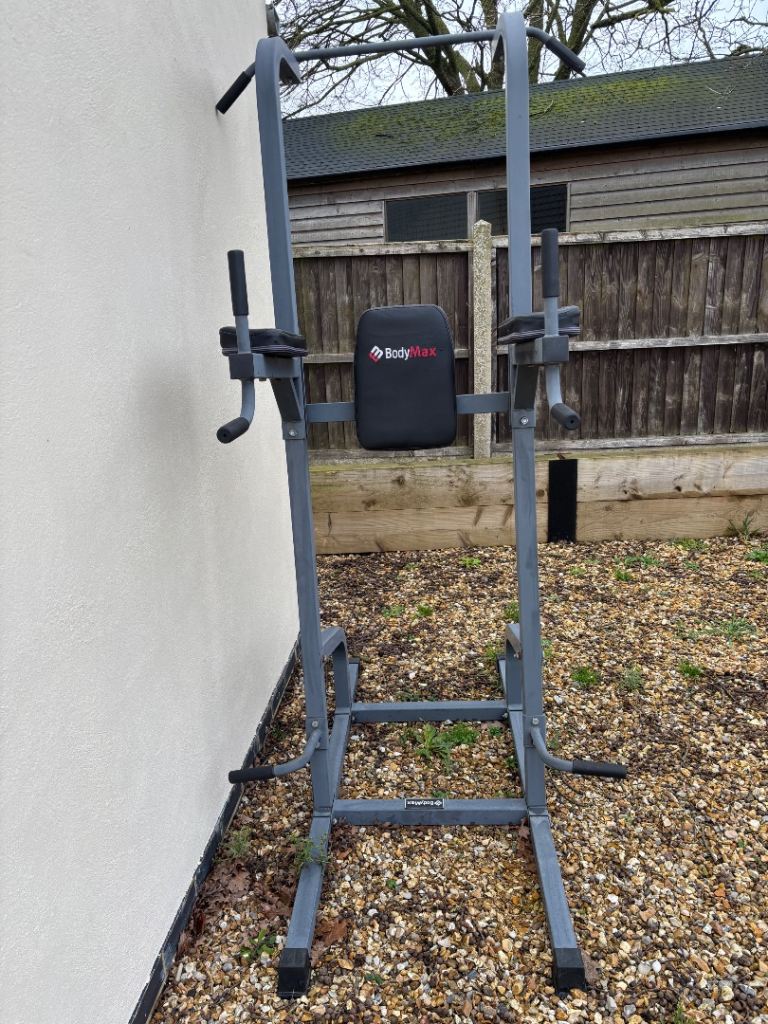 Gym leg raise / pull up 