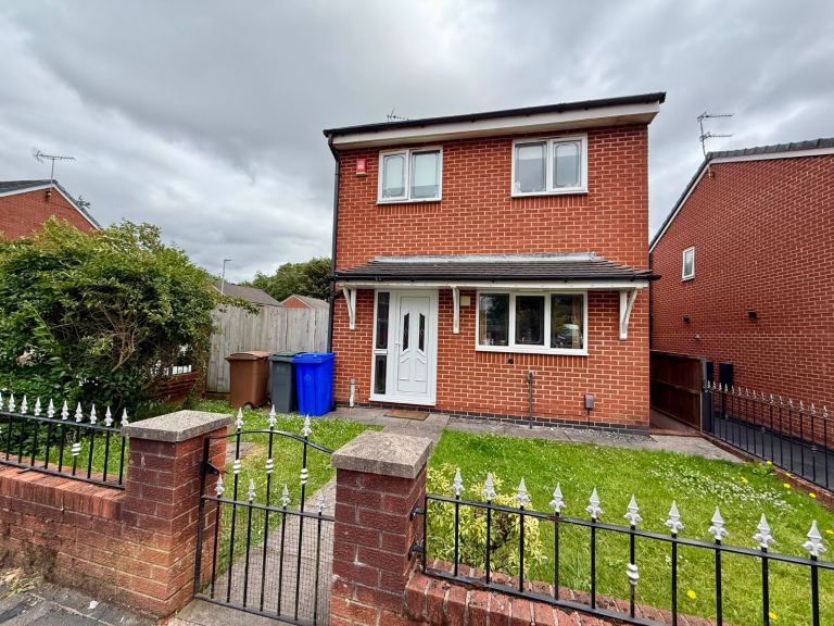 3 bedroom detached property in Sneyd Green.