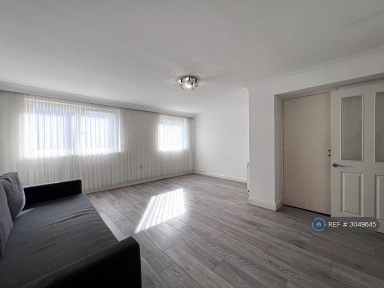 3 bedroom flat in Yeomans Way, Enfield, EN3 (3 bed) (#3049645)