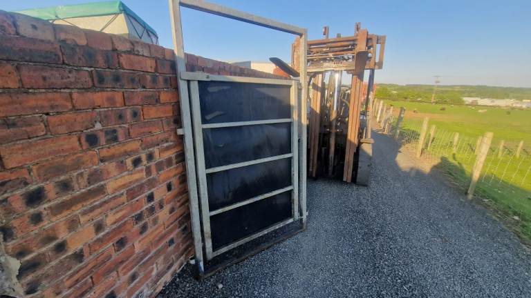 Cattle handling race crush 4ft hurdle in arch farm livestock tractor 